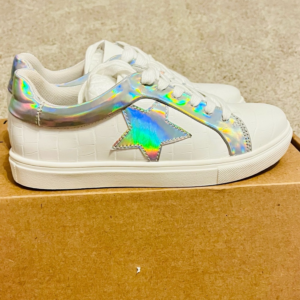 ✨NWT Star Sneakers – White Alligator, Silver Holographic Detail – Size 6✨